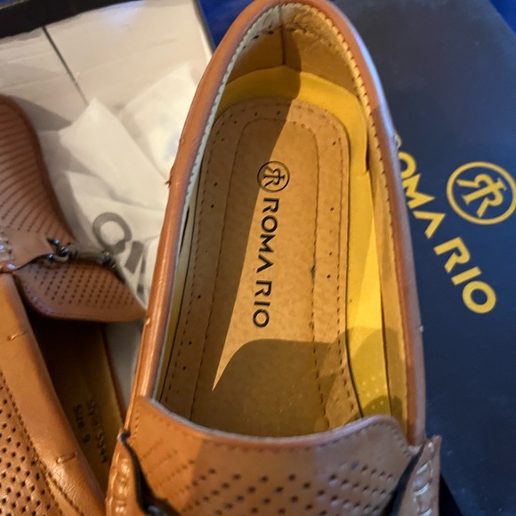 Like New Italian Driving Loafers Beautiful-Tan in color size 9 so comfortable. - Picture 2 of 14
